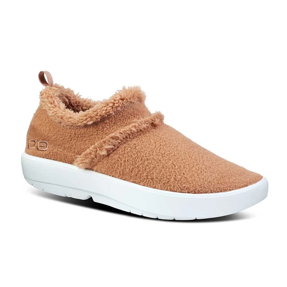 OOfos Women's OOcoozie Low Shoe Recovery Shoe - White/Chestnut 3 OOfos Women's OOcoozie Low Shoe Recovery Shoe - White/Chestnut - Image 2